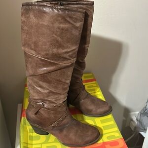 Women’s brush brown vintage rocky Bear Trap knee high boots